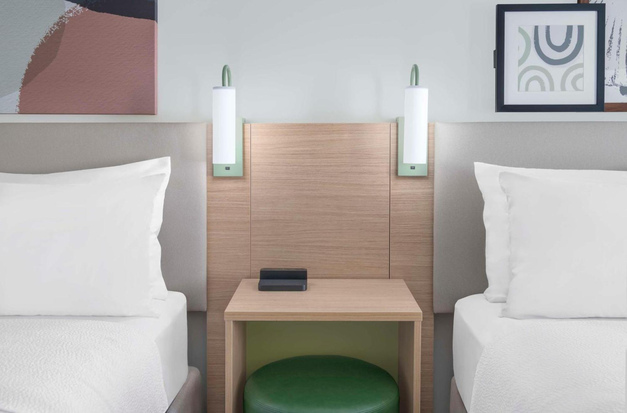 Spark By Hilton Lansing Экстерьер фото